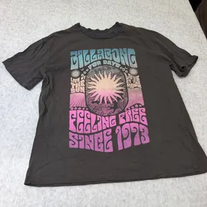 Billabong Feeling Free Since 1973 Sun Graphic T-Shirt Charcoal Gray Small NWOT thumbnail 1