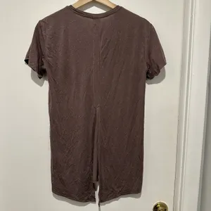 LULULEMON T-Shirt Open Up Tie Back Crew yoga top Purple Moon‎ Dust Size 4 thumbnail 3