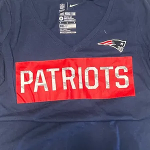 Nike Patriots Navy and Red T-Shirt size medium thumbnail 2