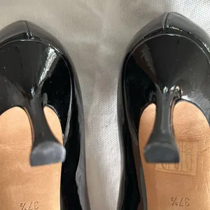 JIMMY CHOO patent Leather kitten heels thumbnail 7