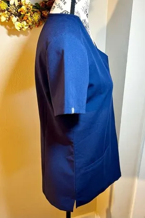 FIGS Technical Collection Casma Three-Pocket V-Neck Scrub Top in Navy Sz XS thumbnail 9