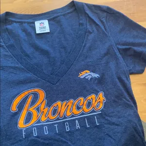 DENVER BRONCOS Women’s Large V-Neck Short Sleeve Tee T-Shirt NFL 3/$20 Sale! thumbnail 2