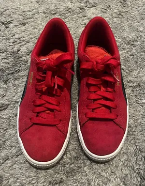 Puma unisex’s Red Suede Low-Top Sneakers thumbnail 1
