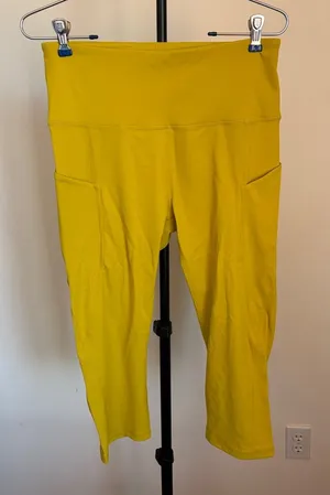 High-Waist Yellow Capri Leggings with Side Pockets thumbnail 1