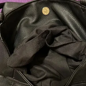 Liz Claiborne black handbag with lots of pockets and cute lock accent EUC thumbnail 10