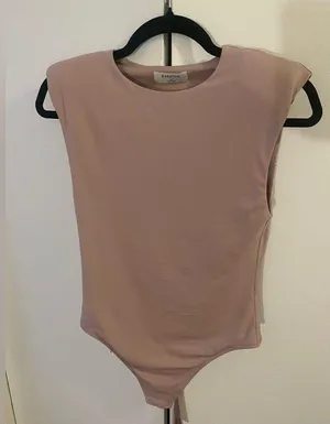 Aritzia babaton sculpted bodysuit with shoulder pads. thumbnail 4