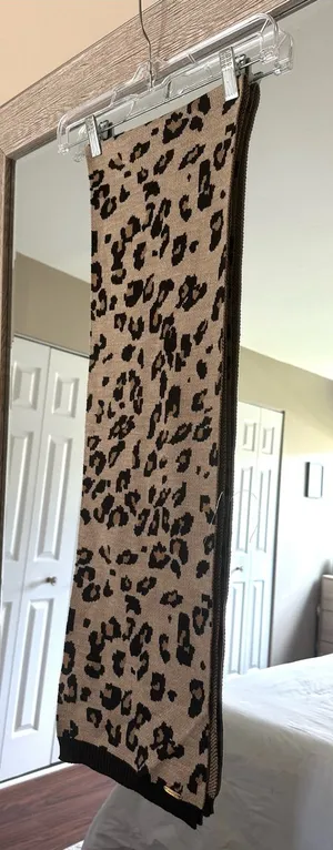 Calvin Klein Beige Cheetah Print Scarf NWOT One Size thumbnail 1