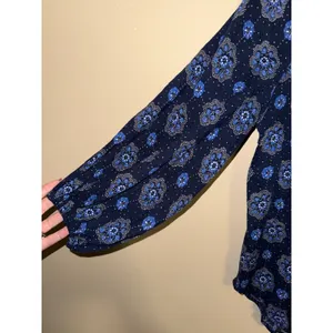 Maeve Anthropologie Navy Blue Floral Medallion V-Neck Peasant Blouse Size 4‎ thumbnail 3