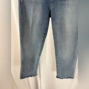 Kensie Vintage Luxe Distressed The Slim Straight Jean Light Wash Crop 31/12 GUC‎ thumbnail 4