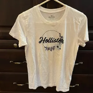 🤍Hollister embroiled tee🤍 thumbnail 1