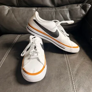 Nike Court Legacy Sneakers White Tan Low Top Casual Everyday Women's 8 or 6.5Y thumbnail 2