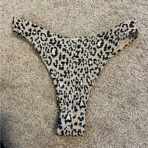 Hollister Leopard Print Bikini Bottom Size Small thumbnail 4