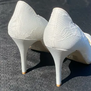 🤍 NWOT David’s Bridal Size 8.5 Layla White Peep Toe Pumps Heels 🤍 thumbnail 9