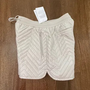 Athleta Apres Ski Short NWT Cream Beige Color size 4 Quilted Puffer thumbnail 3