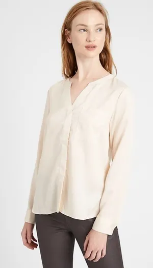 NWT Banana Republic Size Medium Cream 100% Lyocell Satin Banded Collar Shirt NEW thumbnail 1