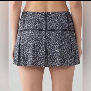 Lululemon Lost In Pace Skirt (Tall) (15") Daisy Dust Alpine White Black / Black thumbnail 4