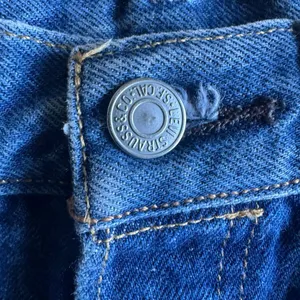 Vintage 90’s Levi’s 501 High Rise Button Fly Jeans Distressed Size 28 thumbnail 3