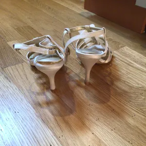 HP💝LuLu Townsend Ivory sz 7 petal accent 3” heel thumbnail 4