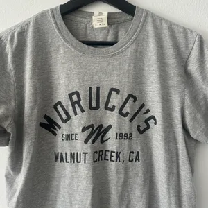 Gildan Morucci’s Walnut Creek CA Grey T-Shirt Size Medium thumbnail 2