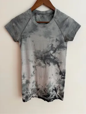 Lululemon Swiftly Tech Short Sleeve Tee Shibori Stripe Graphite Grey Size 4 thumbnail 1