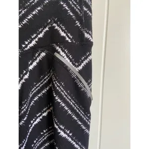 Athleta Womens Leggings Size Small Zig Zag Relay‎ Capri Black White 983259 thumbnail 5
