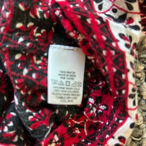 Hint of Blush Crop Top SZ LG Bare Shoulders 3/4 Bell Sleeve Black Red Boho Chic thumbnail 8