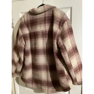 American Eagle Plaid Sherpa Lined Shacket Jacket L Burgundy Cream Button Front thumbnail 4