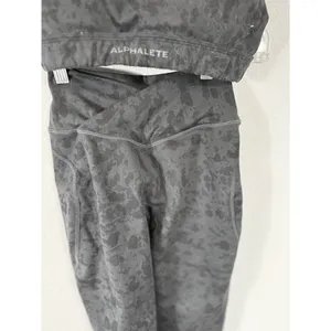 Alphalete pebble print sports bra and leggings set XS thumbnail 2