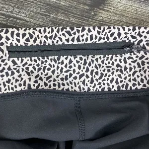 Lululemon Black Animal Print Mid Rise Capri Legging Pants 12 thumbnail 5