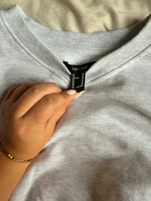 H&M Cropped Crewneck Sweatshirt thumbnail 2