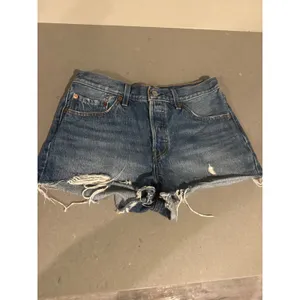 Women's Levi's 501 Denim Shorts Size:‎ 27 thumbnail 2