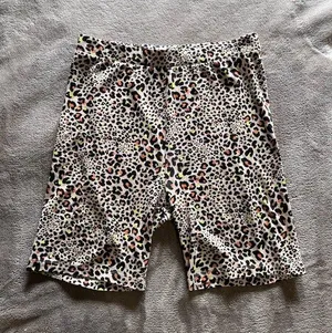 AMERICAN EAGLE Cheetah Print Soft Biker Shorts Women’s Sz M EUC thumbnail 1