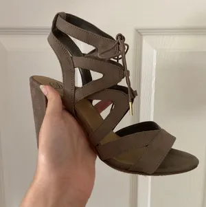 Grey Heels Gray Size 9 thumbnail 2