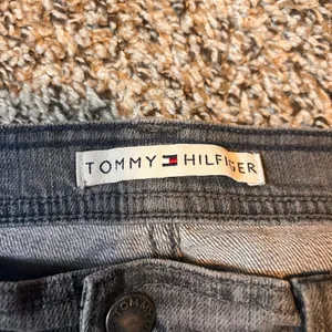 Tommy Hilfiger Gray Denim Jeans‎ Flare Leg Low Rise Frayed Hem Womens thumbnail 2