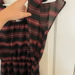 EUC | Bar III women’s dark color patterned cinched waist dress —‎ small thumbnail 7