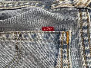 Levis Vintage 2005 Women's 550 Relaxed Tapered Light Blue Denim Jeans 16L thumbnail 6