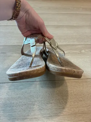 Ugg Women’s Ayden II Leather Gold Thong Sandal Slip On Size 7.5 thumbnail 5