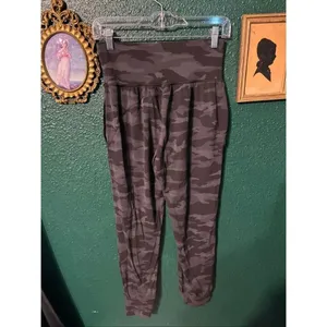 Athleta Camo Black Gray Salutation High Rise Joggers Size Small thumbnail 2