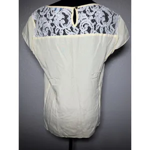 Antonio Melani Pale Yellow Blouse Women’s size Medium Lace Accent Cap Sleeve thumbnail 2