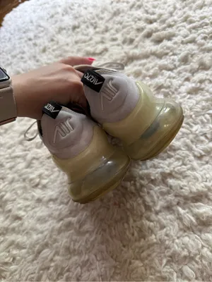 Nike White and Black Air Max 270 Trainers with Air Sole thumbnail 6