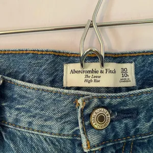 Abercrombie & Fitch The Loose High Rise Jeans Medium Wash Baggy Frayed 30 / 10 thumbnail 2