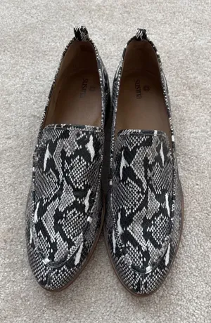 Susina‎ Womens Snakeskin Print Pointed Toe Loafers Black White Size 10M thumbnail 1