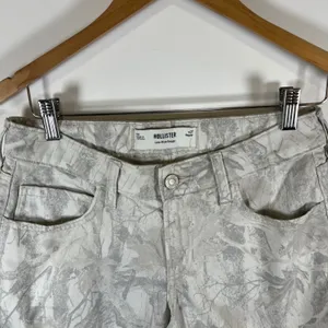 Hollister Low-Rise Baggy Camo Shorts Grey‎ White Leaf Print Frayed Hem Sz 4R W27 thumbnail 2