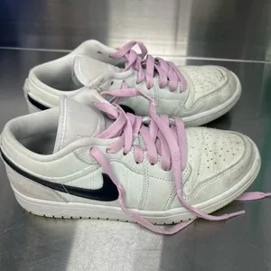 Nike air Jordan 1 low woman’s 7 SE Barely Green thumbnail 2