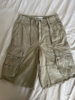 ZARA Shorts Khaki thumbnail 1