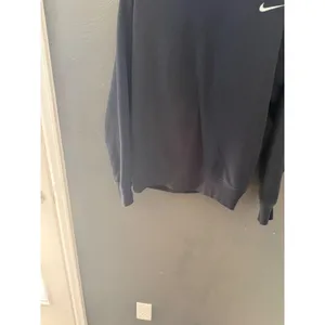Nike Sportswear Crewneck Sweatshirt Black Embroidered Swoosh Fleece Pullover‎ M thumbnail 4
