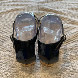 Ellen Tracy Dane Wedge Sandals Women 8.5 Black Patent T-Strap Cork Low Heel Chic thumbnail 4
