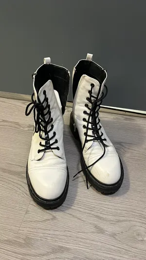 Boots White Size 9 thumbnail 3