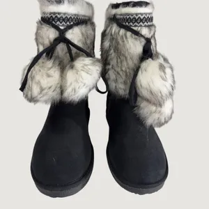 3201 | NEW Fairbanks Faux Fur Trim Pom Pom Winter Boots Black Womens 8 thumbnail 4