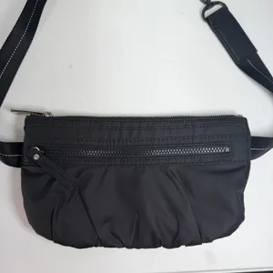 Lululemon Belt Bag Black Crossbody Fanny Pack Red Lining Adjustable Strap Preppy thumbnail 3